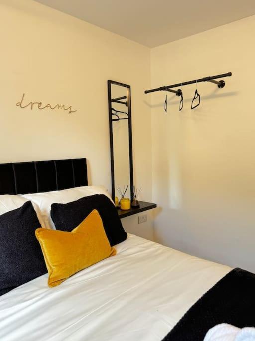Luxury Cozy 3 Bed Apartment 5Mins From City - Free Parking! Nottingham Dış mekan fotoğraf